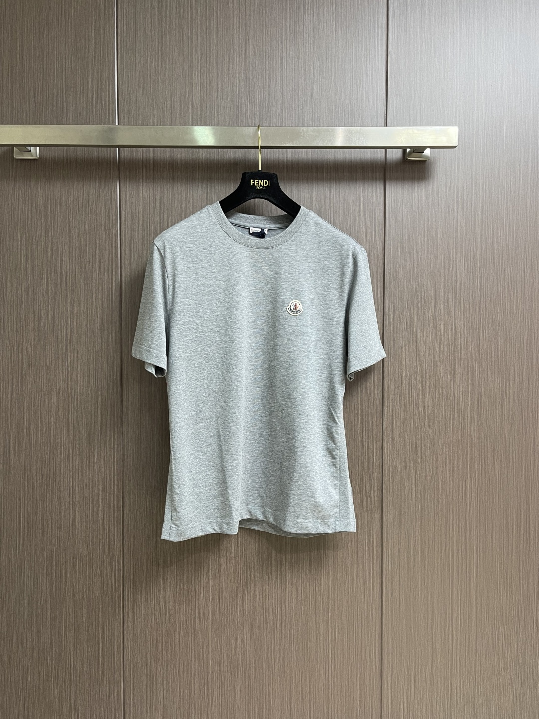 Moncler 2026SS早春新品休闲徽章短袖T恤。甄选高支长绒棉经液氨处理后，触感软糯亲肤，透气性绝