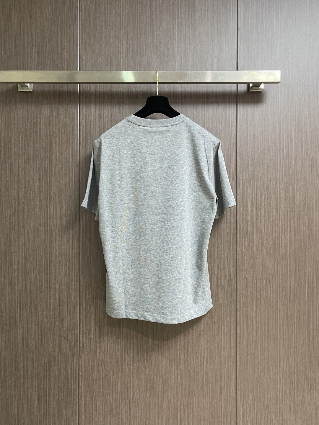 Moncler 2026SS早春新品休闲徽章短袖T恤。甄选高支长绒棉经液氨处理后，触感软糯亲肤，透气性绝