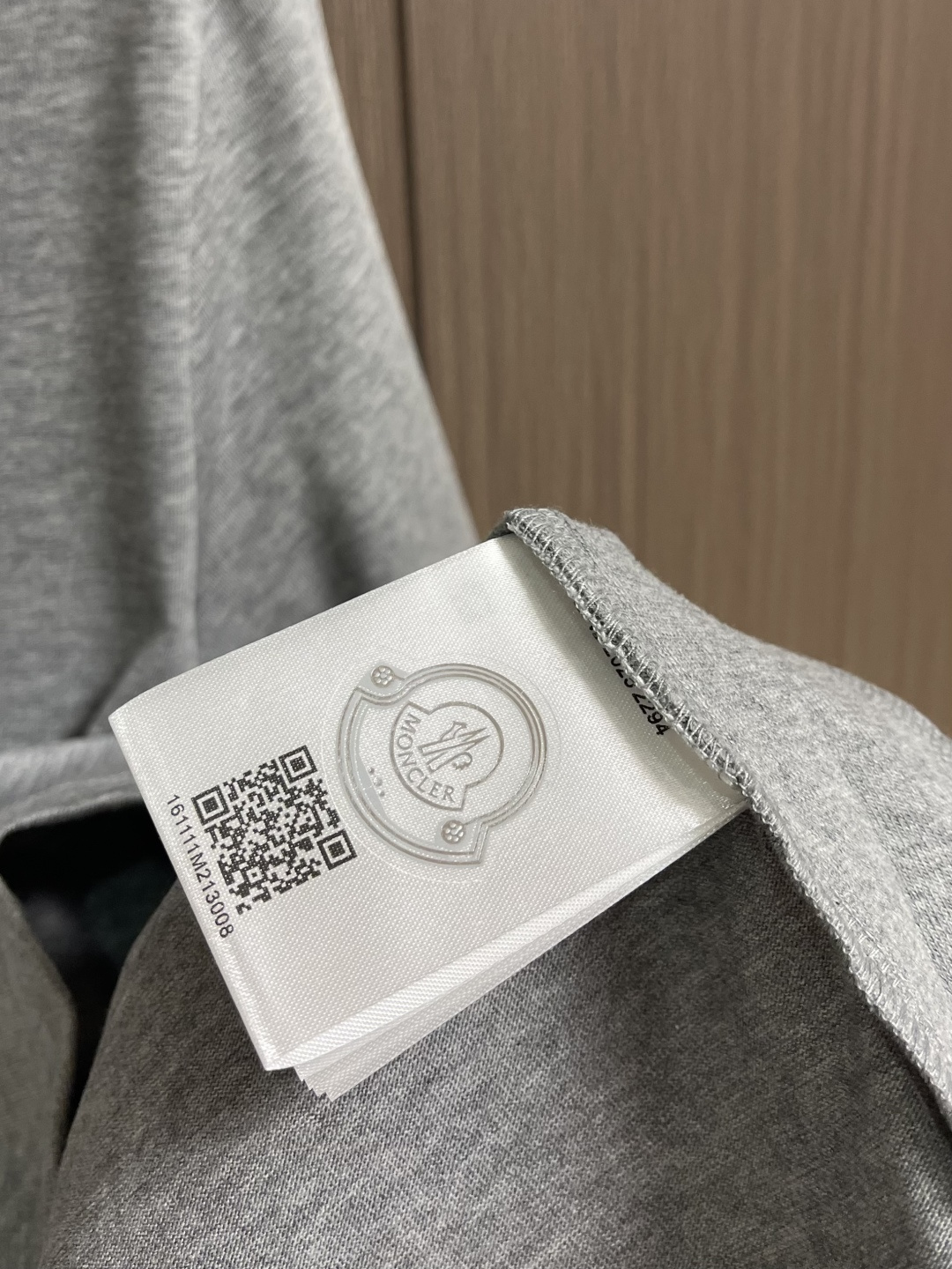 Moncler 2026SS早春新品休闲徽章短袖T恤。甄选高支长绒棉经液氨处理后，触感软糯亲肤，透气性绝