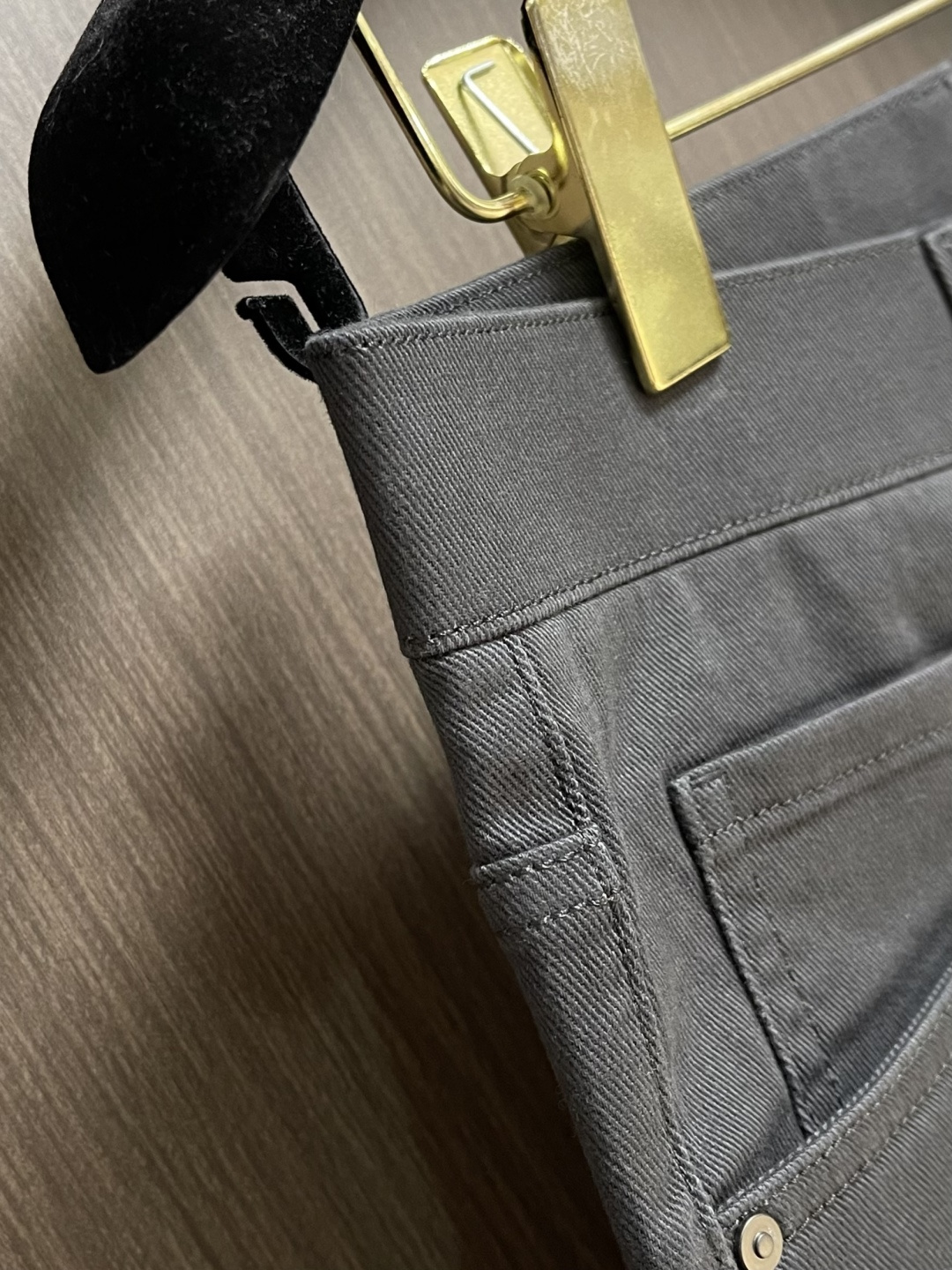 EmPorioArmani阿玛尼 石墨灰磨毛直筒裤，冬日质感穿搭刚需，定制的石墨灰色调自带高级哑光质感，