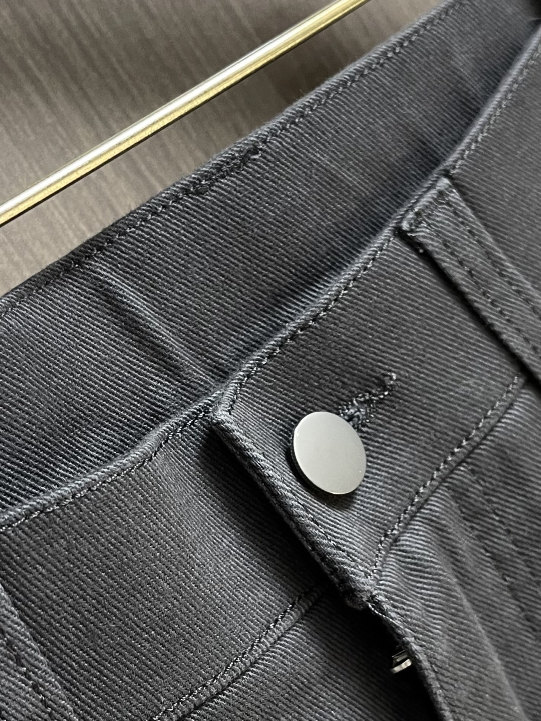 EmPorioArmani阿玛尼 石墨灰磨毛直筒裤，冬日质感穿搭刚需，定制的石墨灰色调自带高级哑光质感，