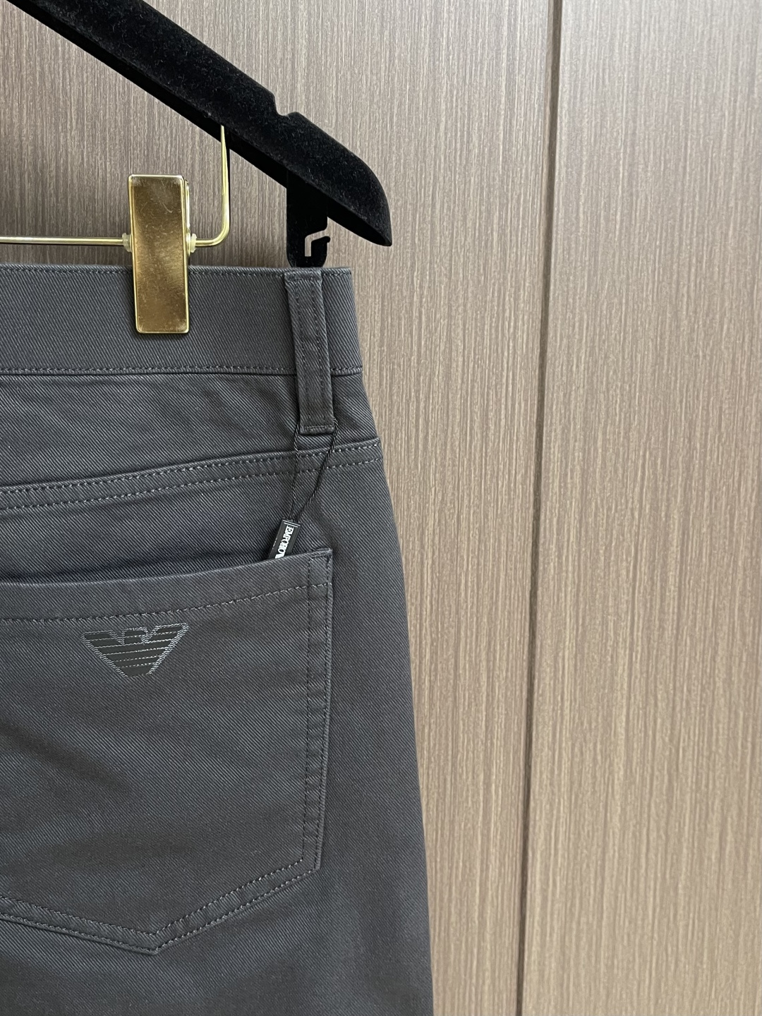 EmPorioArmani阿玛尼 石墨灰磨毛直筒裤，冬日质感穿搭刚需，定制的石墨灰色调自带高级哑光质感，