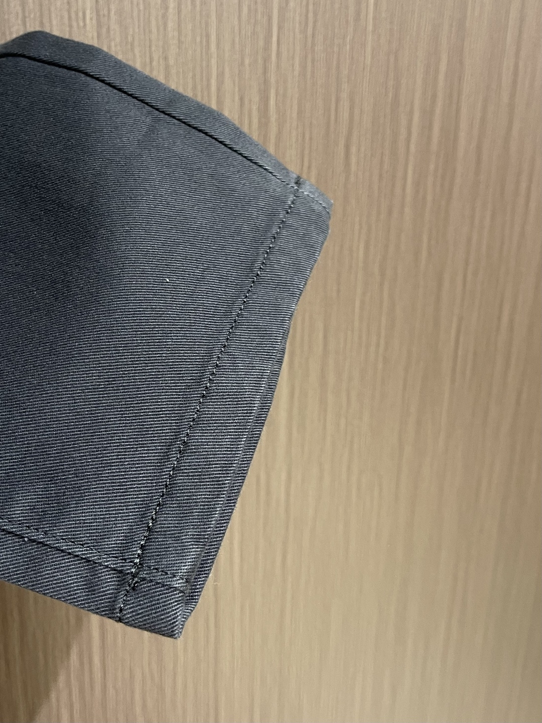 EmPorioArmani阿玛尼 石墨灰磨毛直筒裤，冬日质感穿搭刚需，定制的石墨灰色调自带高级哑光质感，