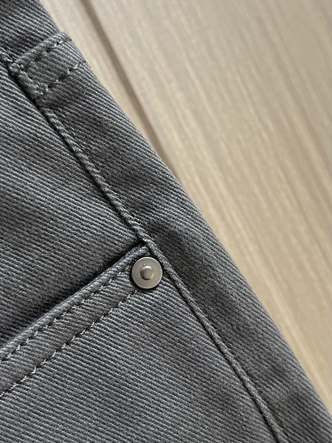 EmPorioArmani阿玛尼 石墨灰磨毛直筒裤，冬日质感穿搭刚需，定制的石墨灰色调自带高级哑光质感，