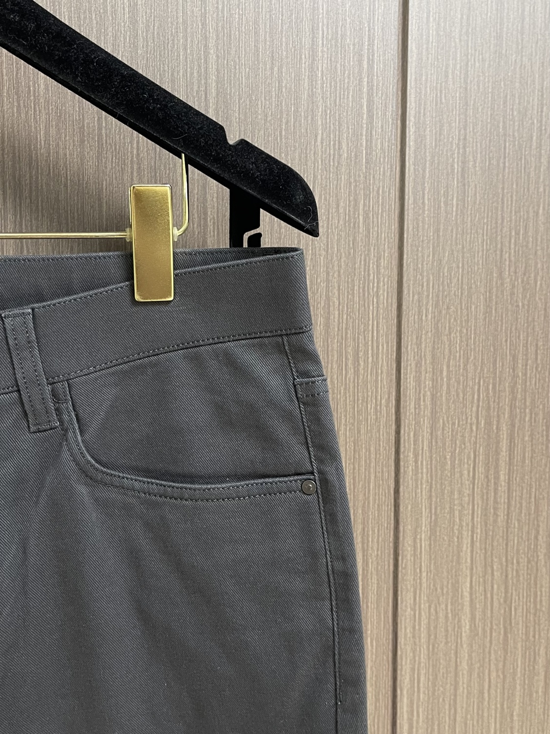 EmPorioArmani阿玛尼 石墨灰磨毛直筒裤，冬日质感穿搭刚需，定制的石墨灰色调自带高级哑光质感，