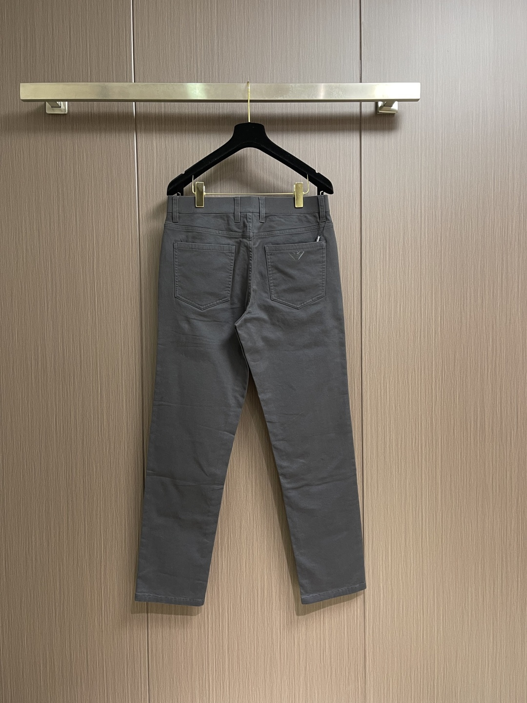 EmPorioArmani阿玛尼 石墨灰磨毛直筒裤，冬日质感穿搭刚需，定制的石墨灰色调自带高级哑光质感，