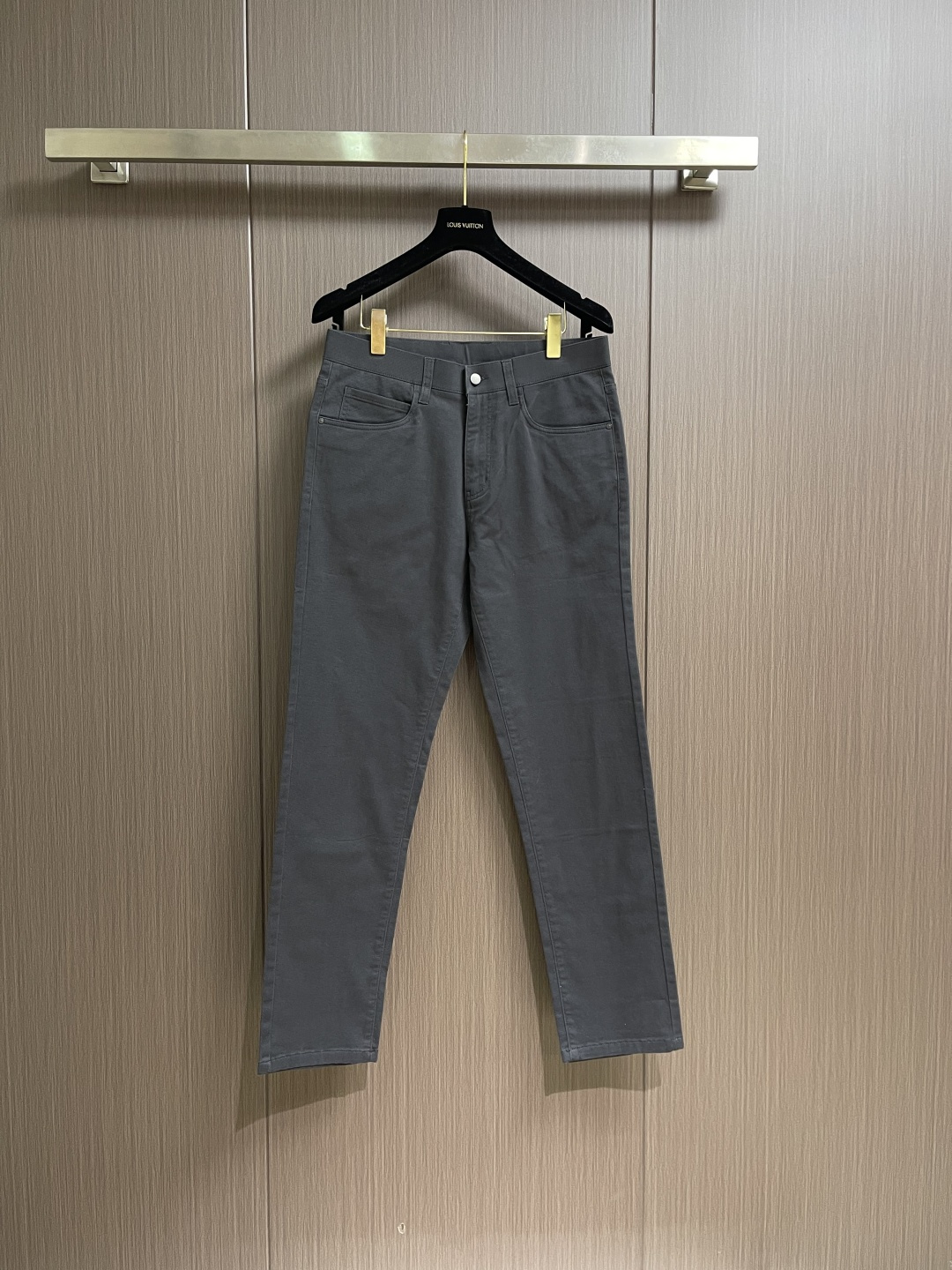 EmPorioArmani阿玛尼 石墨灰磨毛直筒裤，冬日质感穿搭刚需，定制的石墨灰色调自带高级哑光质感，