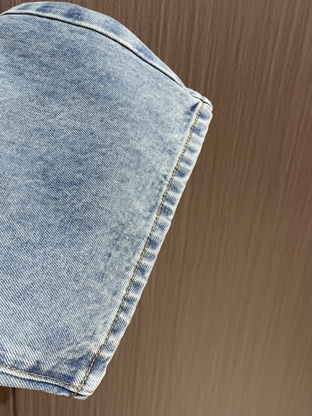 LV 口袋字母皮牌珍珠扣牛仔长裤，本款工装牛仔长裤甄选高品质棉质牛仔面料，经过特殊做旧水洗工艺处理，呈现