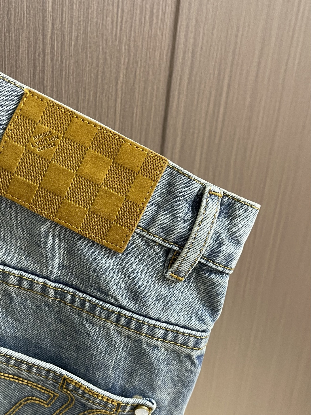 LV 口袋字母皮牌珍珠扣牛仔长裤，本款工装牛仔长裤甄选高品质棉质牛仔面料，经过特殊做旧水洗工艺处理，呈现