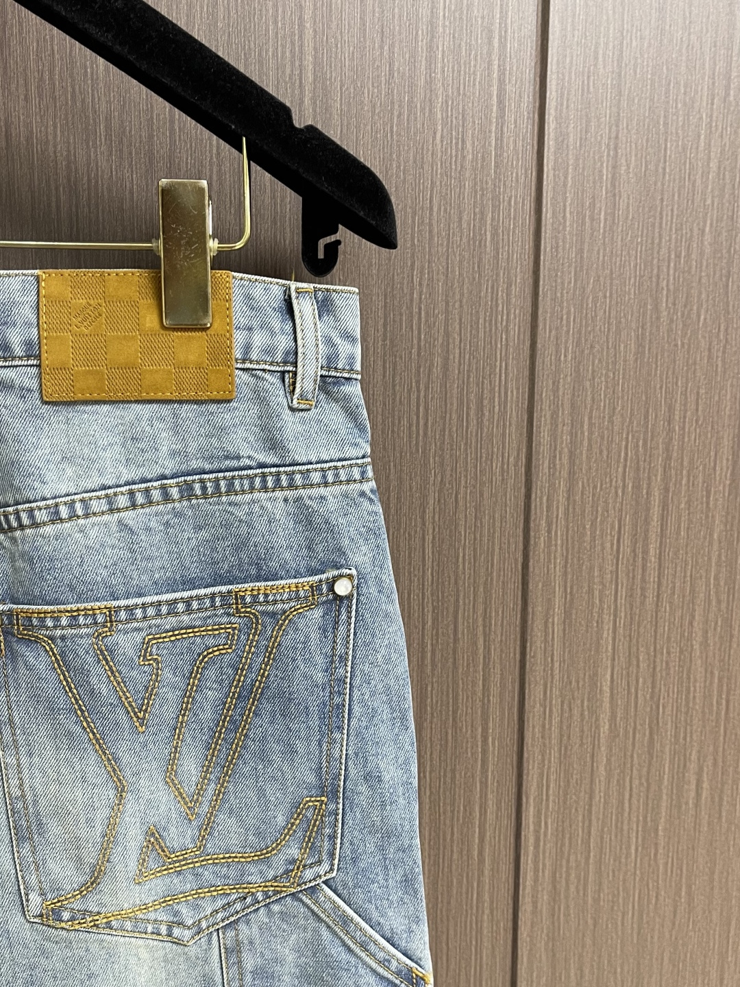 LV 口袋字母皮牌珍珠扣牛仔长裤，本款工装牛仔长裤甄选高品质棉质牛仔面料，经过特殊做旧水洗工艺处理，呈现