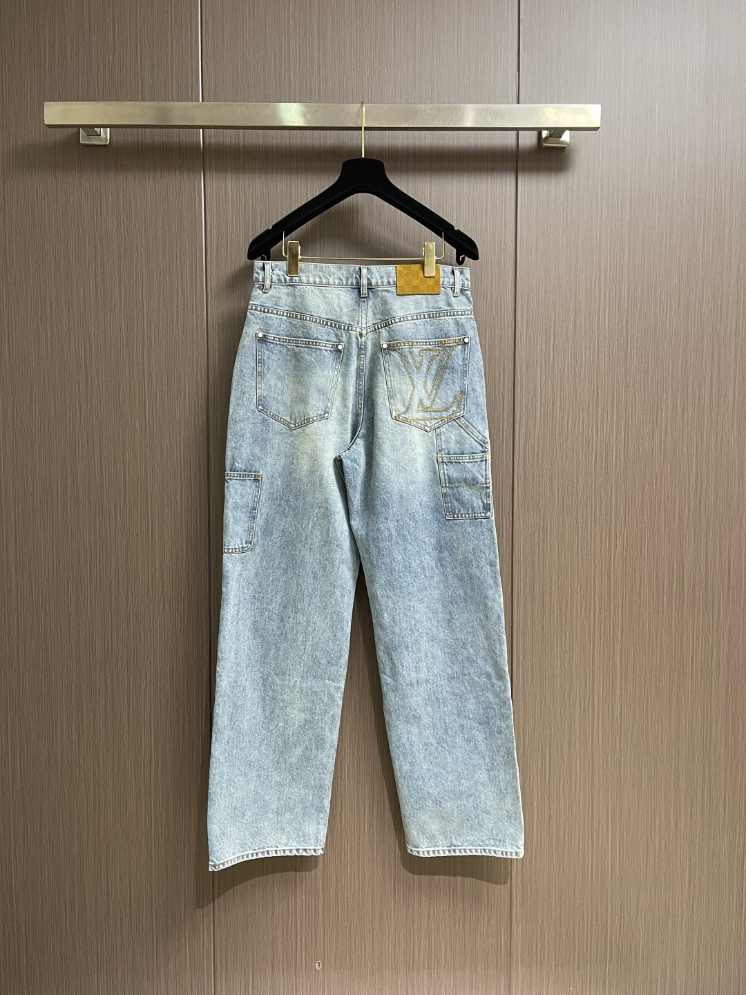 LV 口袋字母皮牌珍珠扣牛仔长裤，本款工装牛仔长裤甄选高品质棉质牛仔面料，经过特殊做旧水洗工艺处理，呈现