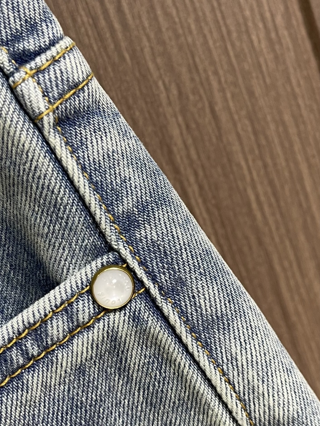 LV 口袋字母皮牌珍珠扣牛仔长裤，本款工装牛仔长裤甄选高品质棉质牛仔面料，经过特殊做旧水洗工艺处理，呈现