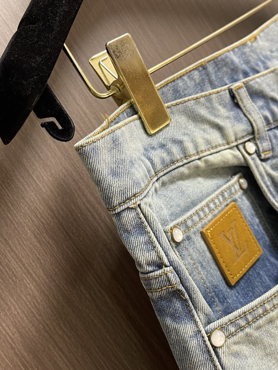 LV 口袋字母皮牌珍珠扣牛仔长裤，本款工装牛仔长裤甄选高品质棉质牛仔面料，经过特殊做旧水洗工艺处理，呈现