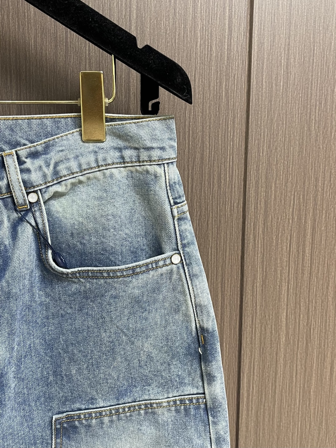 LV 口袋字母皮牌珍珠扣牛仔长裤，本款工装牛仔长裤甄选高品质棉质牛仔面料，经过特殊做旧水洗工艺处理，呈现