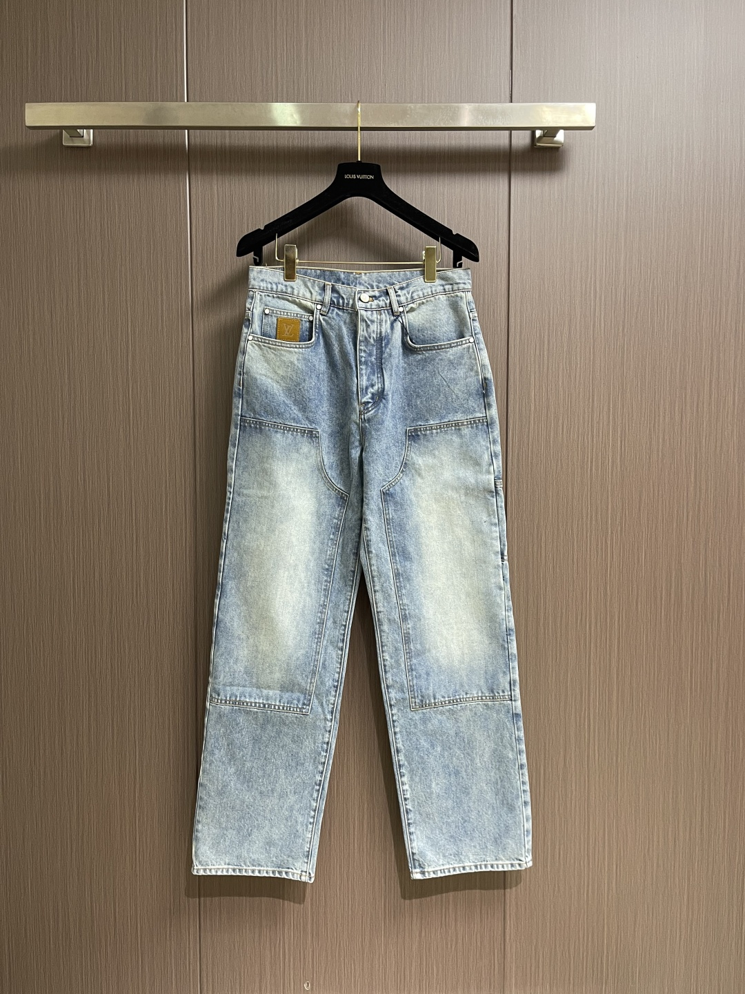 LV 口袋字母皮牌珍珠扣牛仔长裤，本款工装牛仔长裤甄选高品质棉质牛仔面料，经过特殊做旧水洗工艺处理，呈现