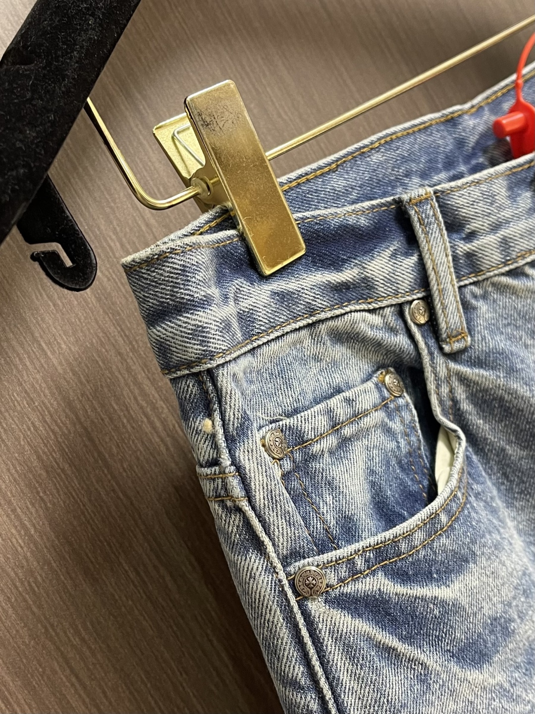 CH克罗心 十字徽标牛仔裤，定制美纹暗横竹韵棉质牛仔布，以黑色牛皮十字贴布为锚点，每一寸触感都暗藏未驯服