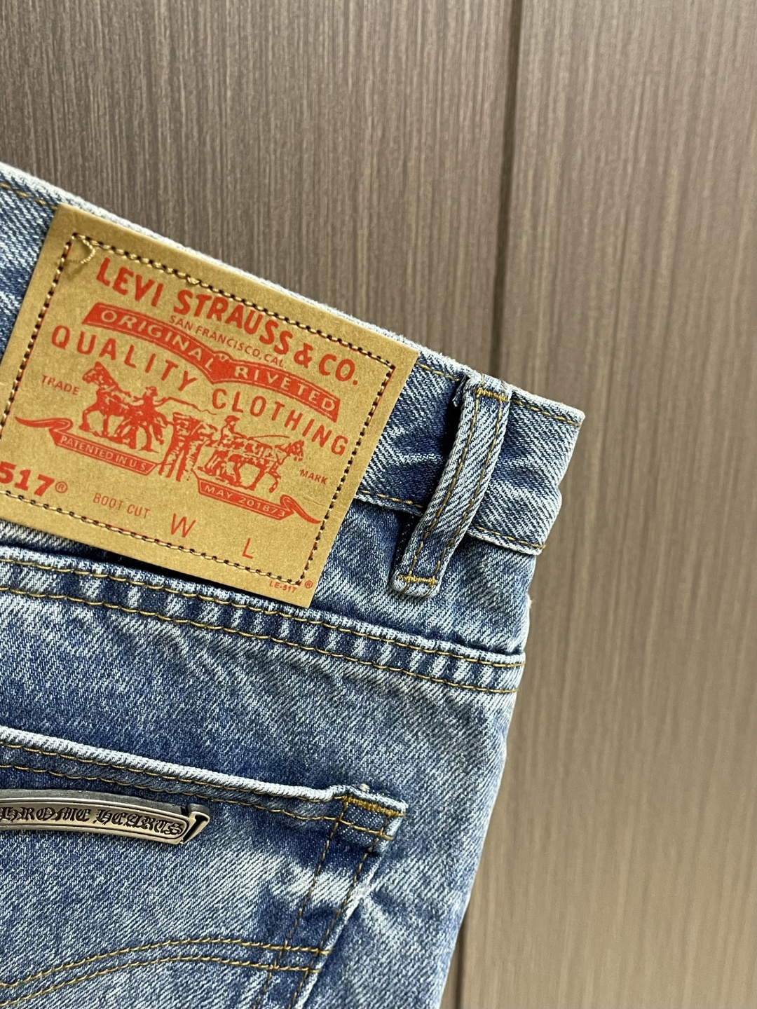 CH克罗心 十字徽标牛仔裤，定制美纹暗横竹韵棉质牛仔布，以黑色牛皮十字贴布为锚点，每一寸触感都暗藏未驯服