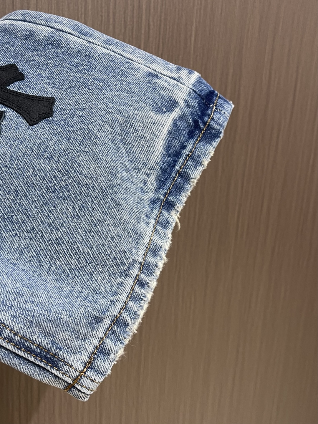 CH克罗心 十字徽标牛仔裤，定制美纹暗横竹韵棉质牛仔布，以黑色牛皮十字贴布为锚点，每一寸触感都暗藏未驯服