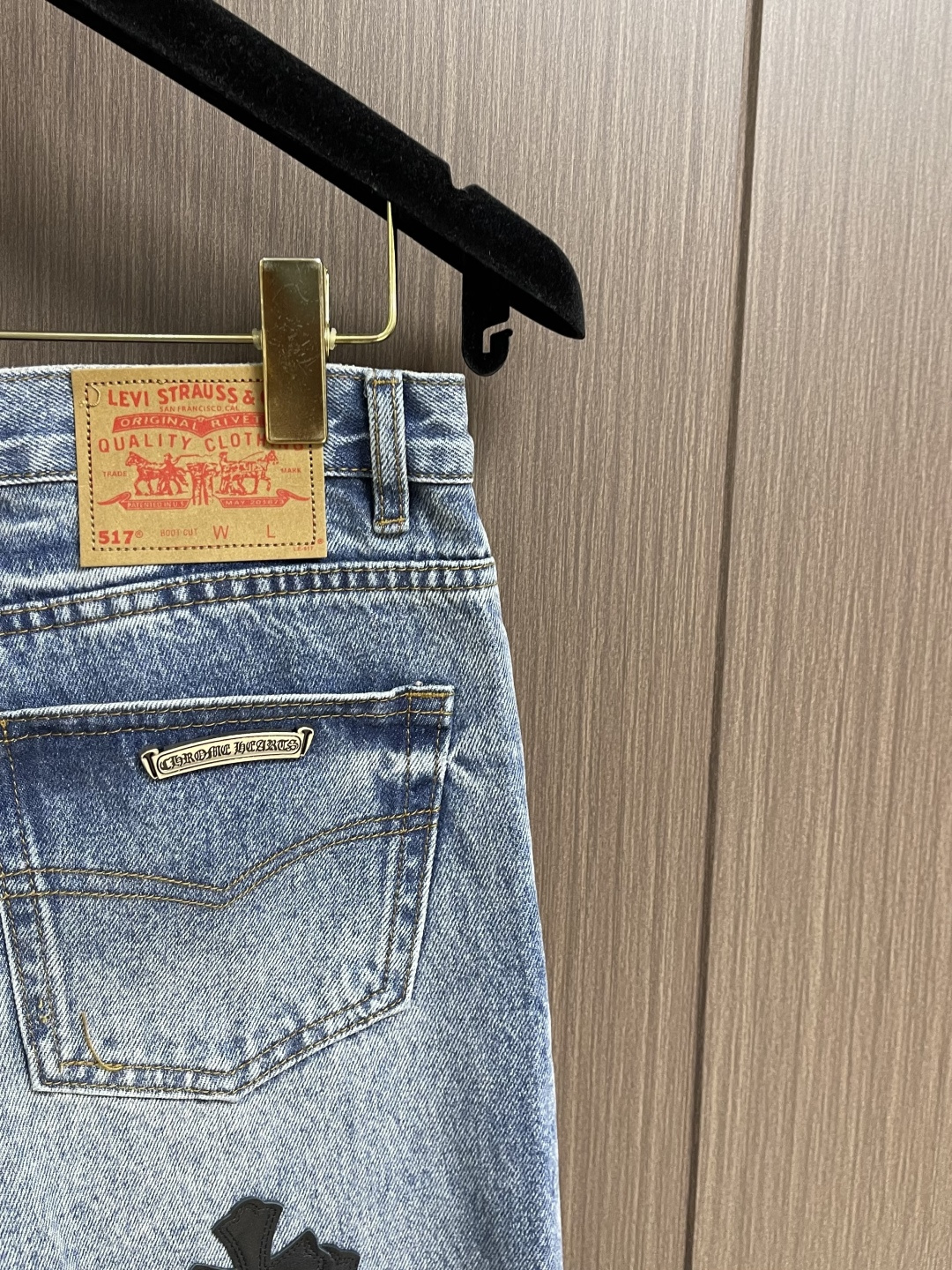 CH克罗心 十字徽标牛仔裤，定制美纹暗横竹韵棉质牛仔布，以黑色牛皮十字贴布为锚点，每一寸触感都暗藏未驯服