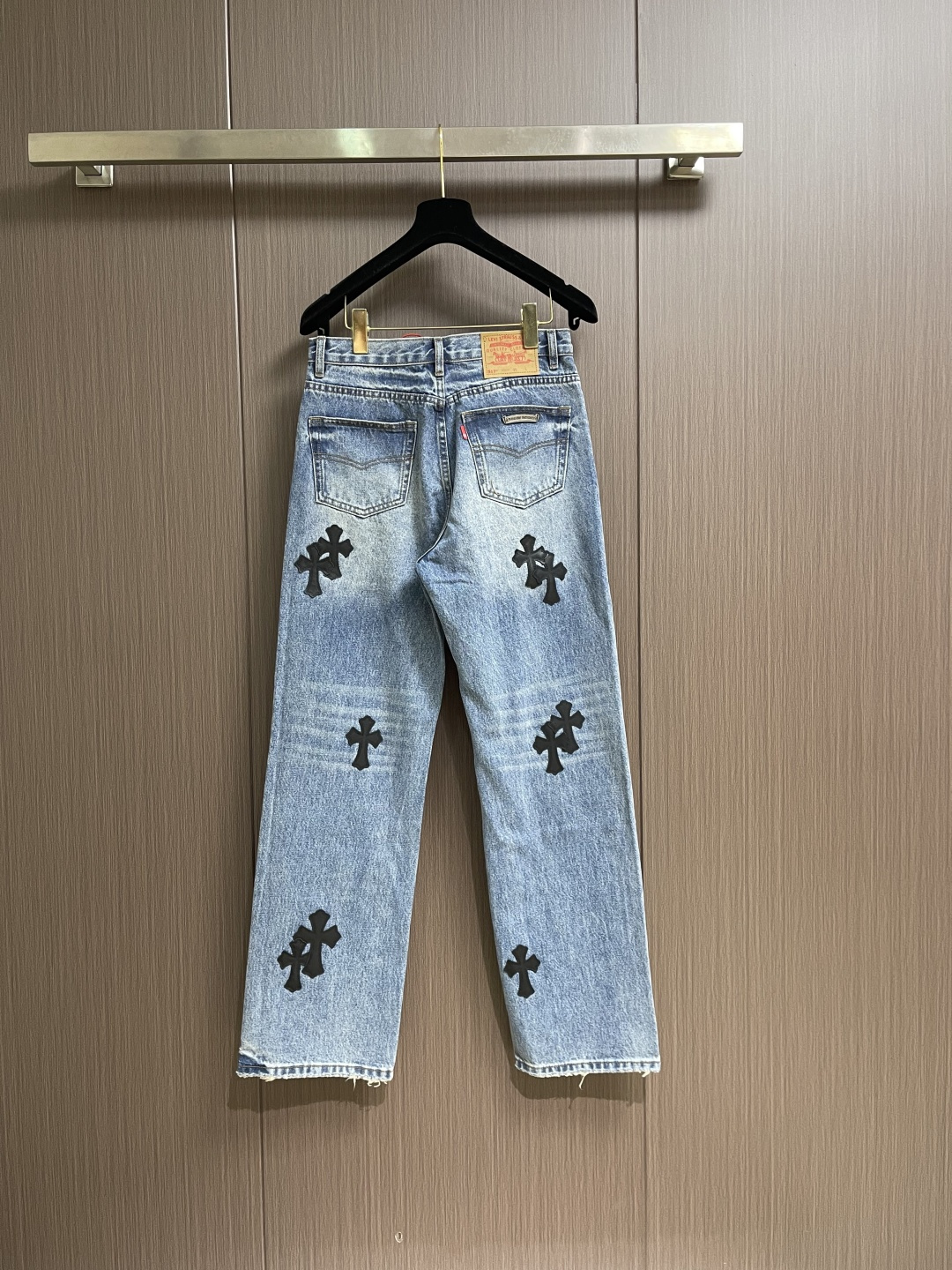 CH克罗心 十字徽标牛仔裤，定制美纹暗横竹韵棉质牛仔布，以黑色牛皮十字贴布为锚点，每一寸触感都暗藏未驯服