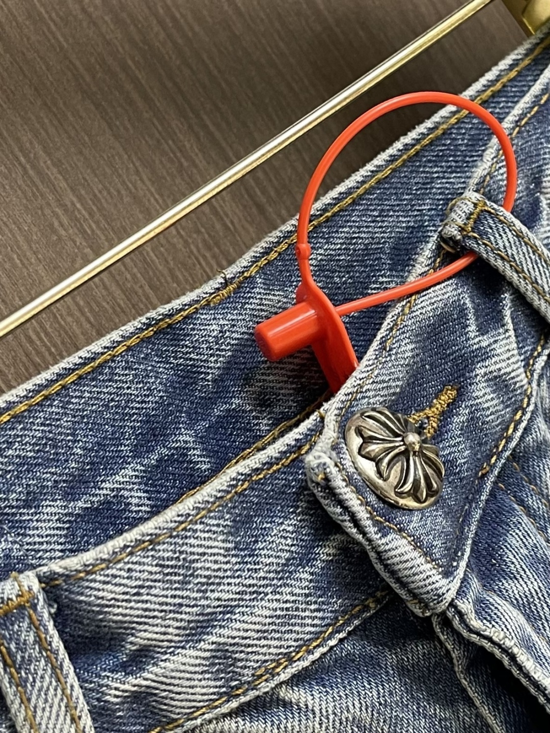 CH克罗心 十字徽标牛仔裤，定制美纹暗横竹韵棉质牛仔布，以黑色牛皮十字贴布为锚点，每一寸触感都暗藏未驯服