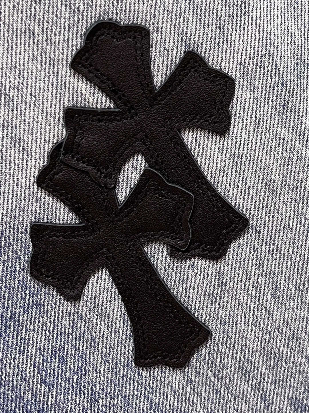 CH克罗心 十字徽标牛仔裤，定制美纹暗横竹韵棉质牛仔布，以黑色牛皮十字贴布为锚点，每一寸触感都暗藏未驯服