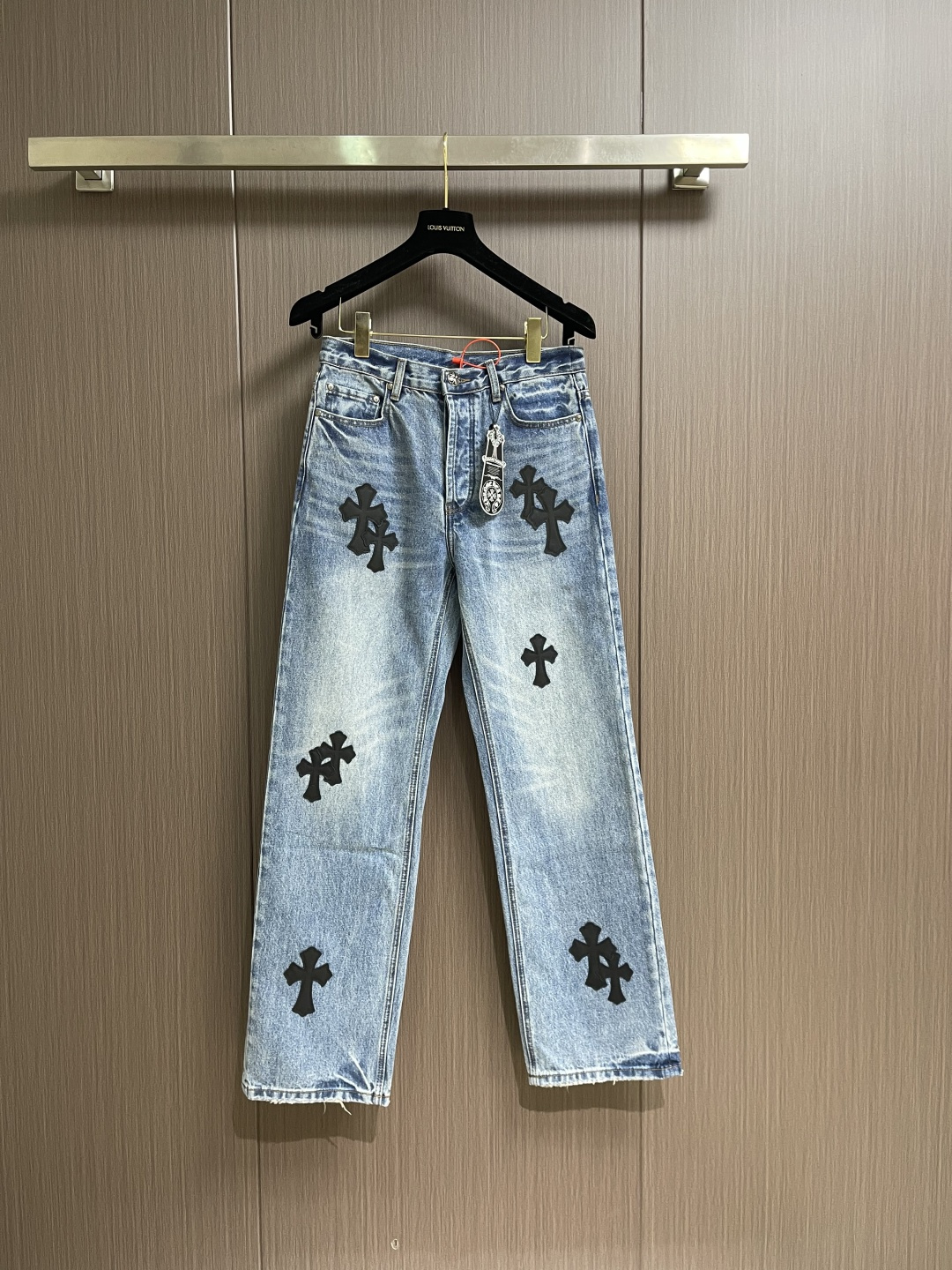 CH克罗心 十字徽标牛仔裤，定制美纹暗横竹韵棉质牛仔布，以黑色牛皮十字贴布为锚点，每一寸触感都暗藏未驯服