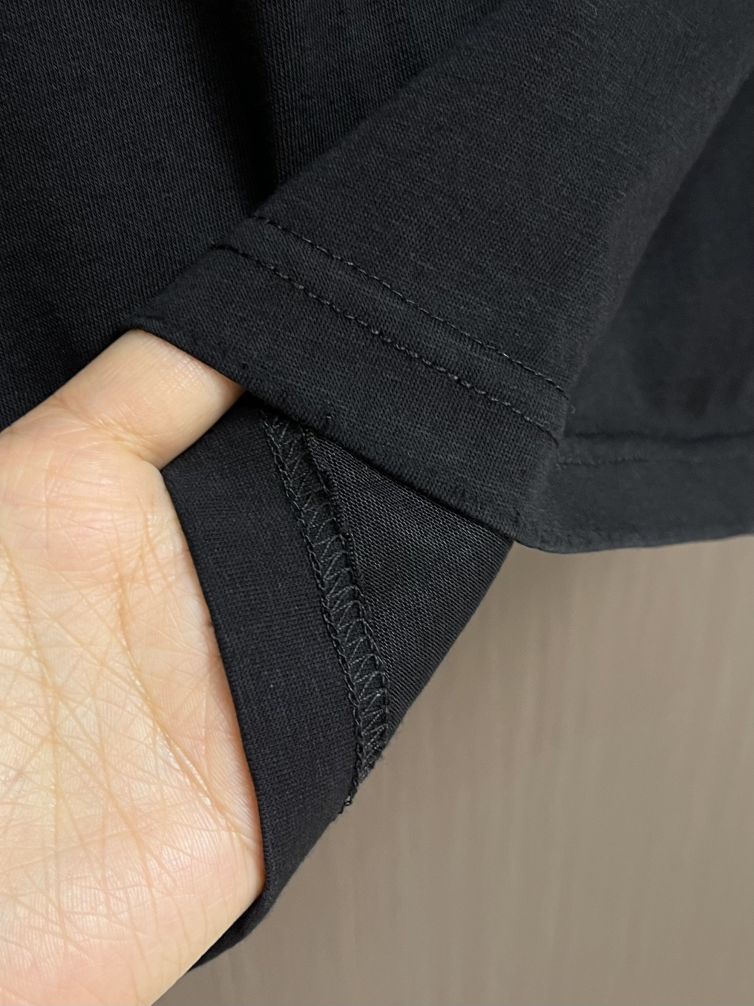 Acne Studios 喷绘做旧徽标短袖T恤，定制云绒爽滑雪感棉 垂感爽滑 细腻透气 一抹云石灰白随性