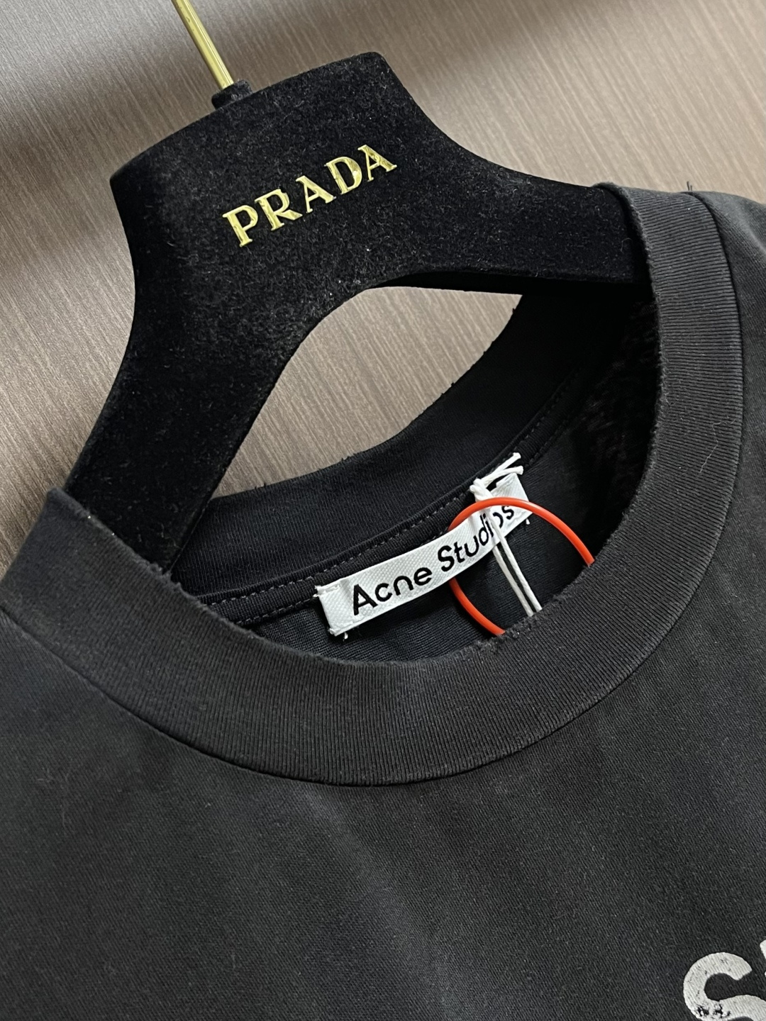 Acne Studios 喷绘做旧徽标短袖T恤，定制云绒爽滑雪感棉 垂感爽滑 细腻透气 一抹云石灰白随性