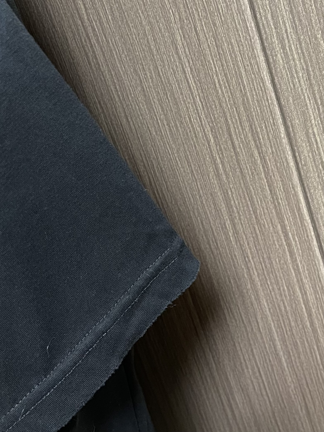 Acne Studios 喷绘做旧徽标短袖T恤，定制云绒爽滑雪感棉 垂感爽滑 细腻透气 一抹云石灰白随性