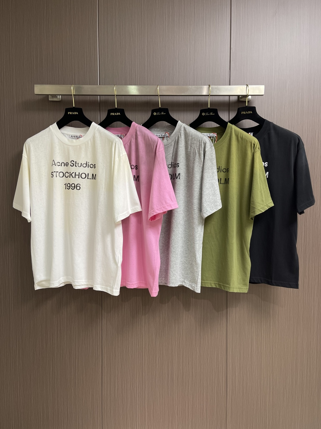 Acne Studios 喷绘做旧徽标短袖T恤，定制云绒爽滑雪感棉 垂感爽滑 细腻透气 一抹云石灰白随性