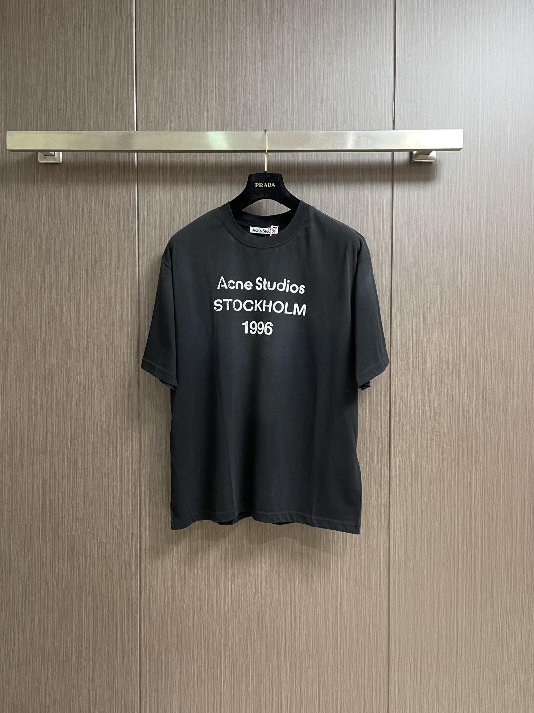 Acne Studios 喷绘做旧徽标短袖T恤，定制云绒爽滑雪感棉 垂感爽滑 细腻透气 一抹云石灰白随性