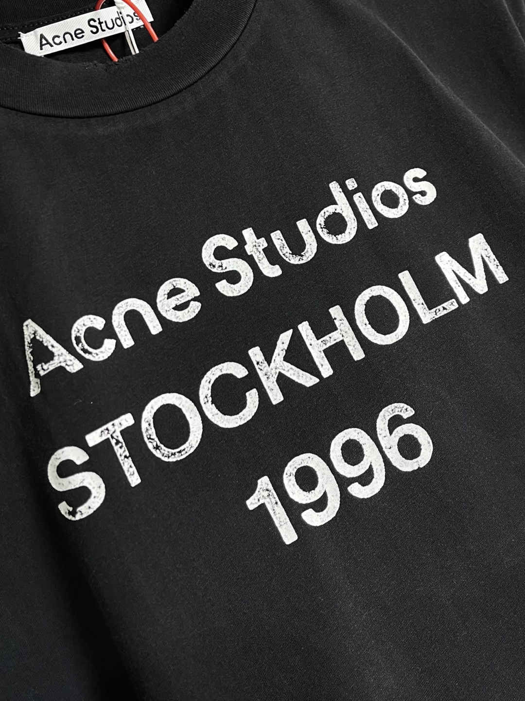 Acne Studios 喷绘做旧徽标短袖T恤，定制云绒爽滑雪感棉 垂感爽滑 细腻透气 一抹云石灰白随性