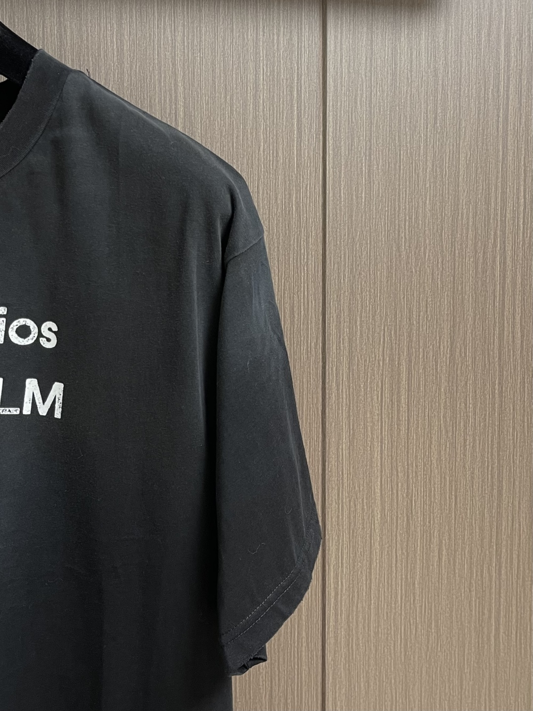 Acne Studios 喷绘做旧徽标短袖T恤，定制云绒爽滑雪感棉 垂感爽滑 细腻透气 一抹云石灰白随性