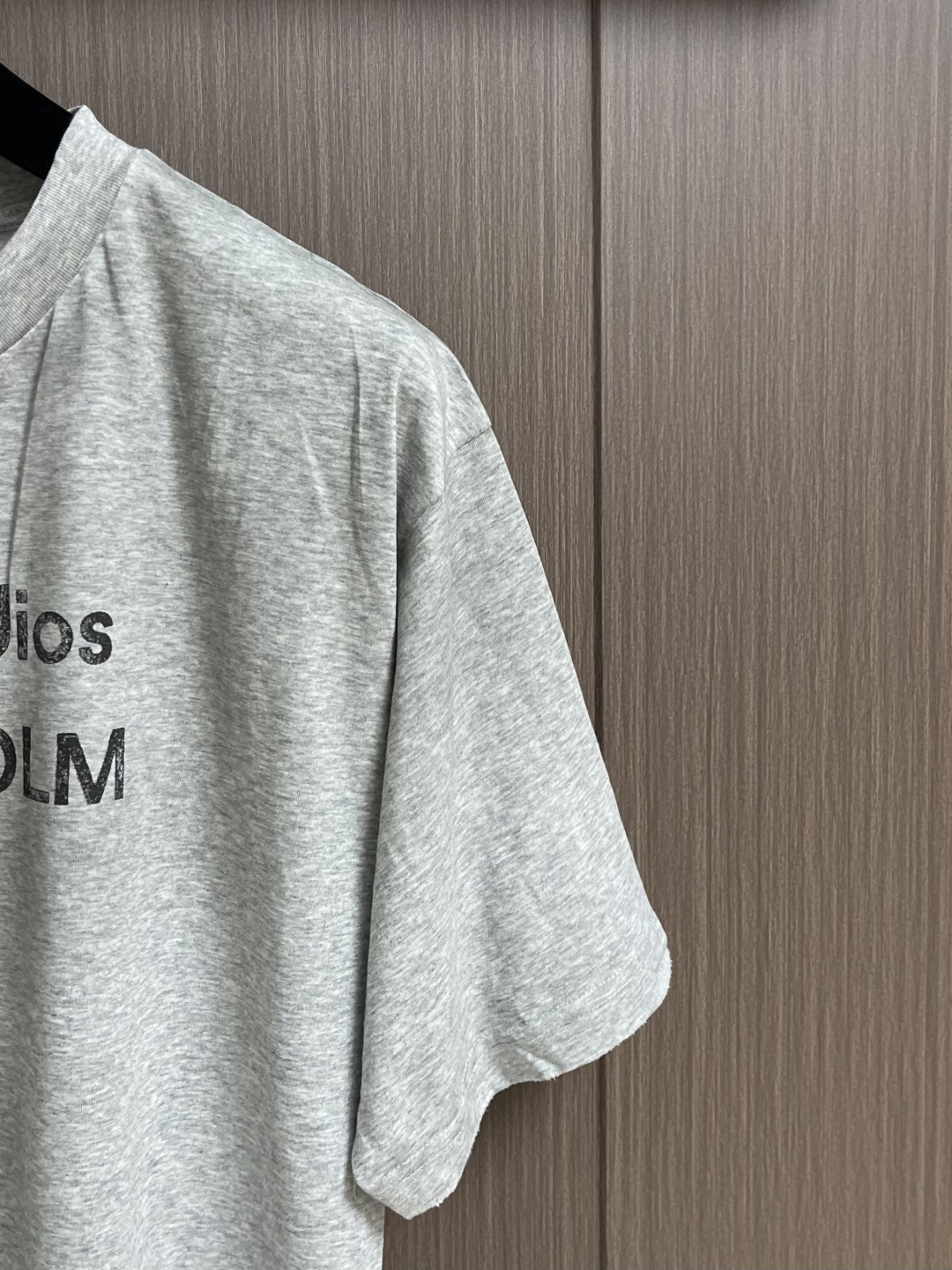 Acne Studios 喷绘做旧徽标短袖T恤，定制云绒爽滑雪感棉 垂感爽滑 细腻透气 一抹云石灰白随性