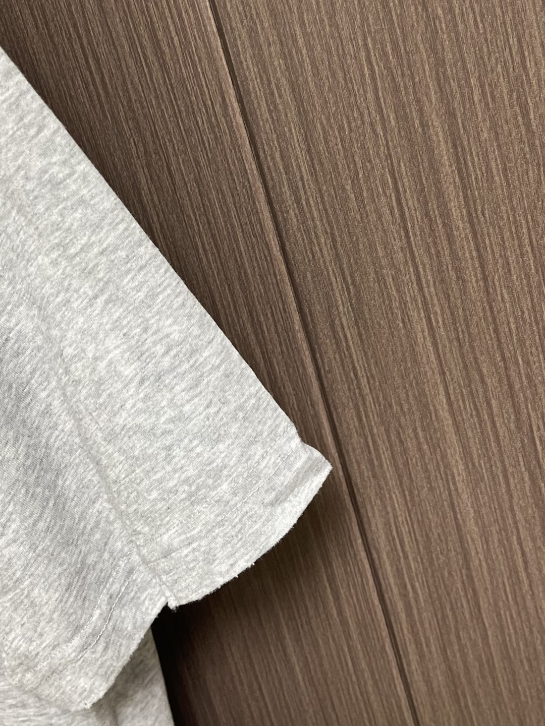 Acne Studios 喷绘做旧徽标短袖T恤，定制云绒爽滑雪感棉 垂感爽滑 细腻透气 一抹云石灰白随性