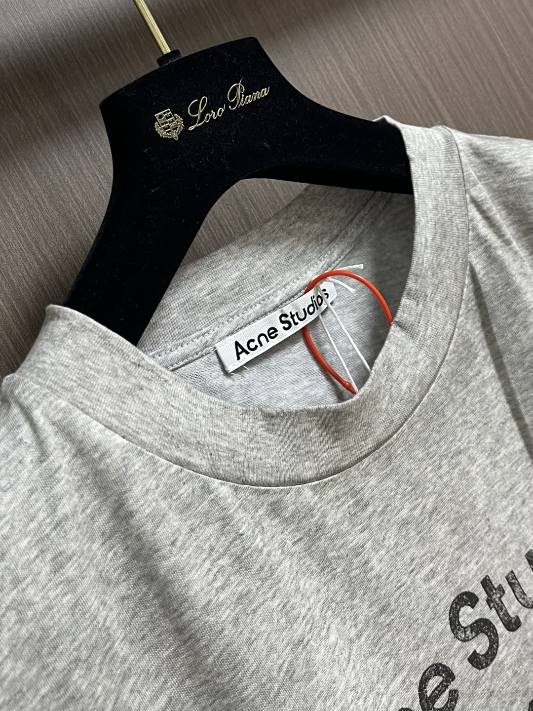 Acne Studios 喷绘做旧徽标短袖T恤，定制云绒爽滑雪感棉 垂感爽滑 细腻透气 一抹云石灰白随性