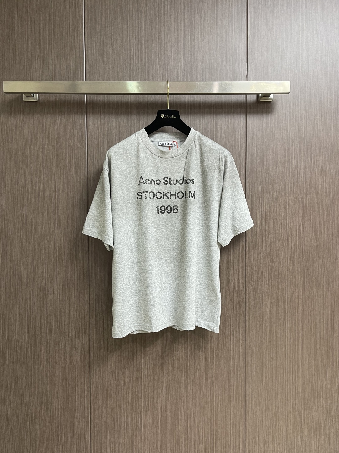 Acne Studios 喷绘做旧徽标短袖T恤，定制云绒爽滑雪感棉 垂感爽滑 细腻透气 一抹云石灰白随性