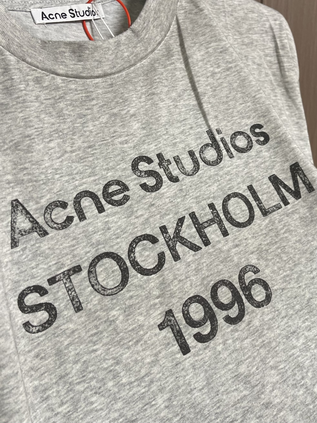 Acne Studios 喷绘做旧徽标短袖T恤，定制云绒爽滑雪感棉 垂感爽滑 细腻透气 一抹云石灰白随性