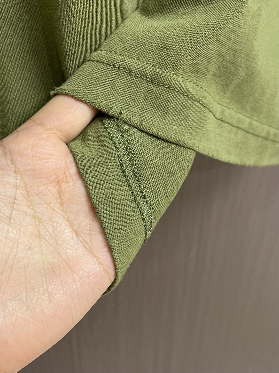 Acne Studios 喷绘做旧徽标短袖T恤，定制云绒爽滑雪感棉 垂感爽滑 细腻透气 一抹云石灰白随性