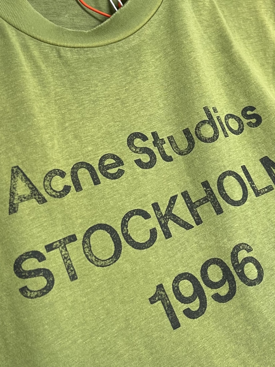 Acne Studios 喷绘做旧徽标短袖T恤，定制云绒爽滑雪感棉 垂感爽滑 细腻透气 一抹云石灰白随性