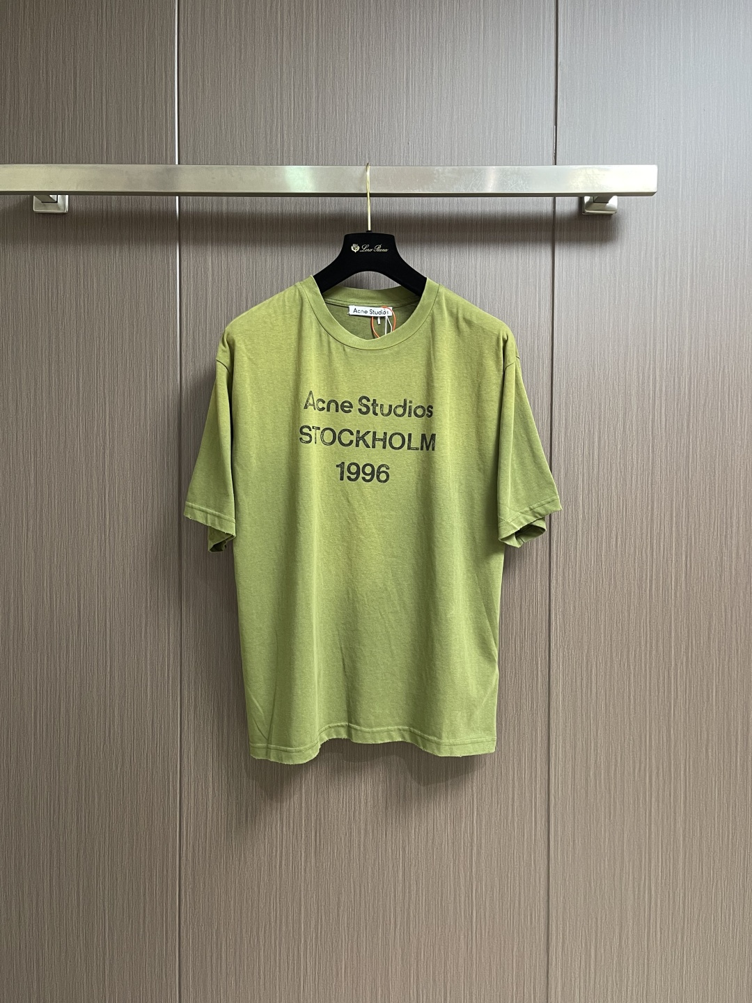 Acne Studios 喷绘做旧徽标短袖T恤，定制云绒爽滑雪感棉 垂感爽滑 细腻透气 一抹云石灰白随性