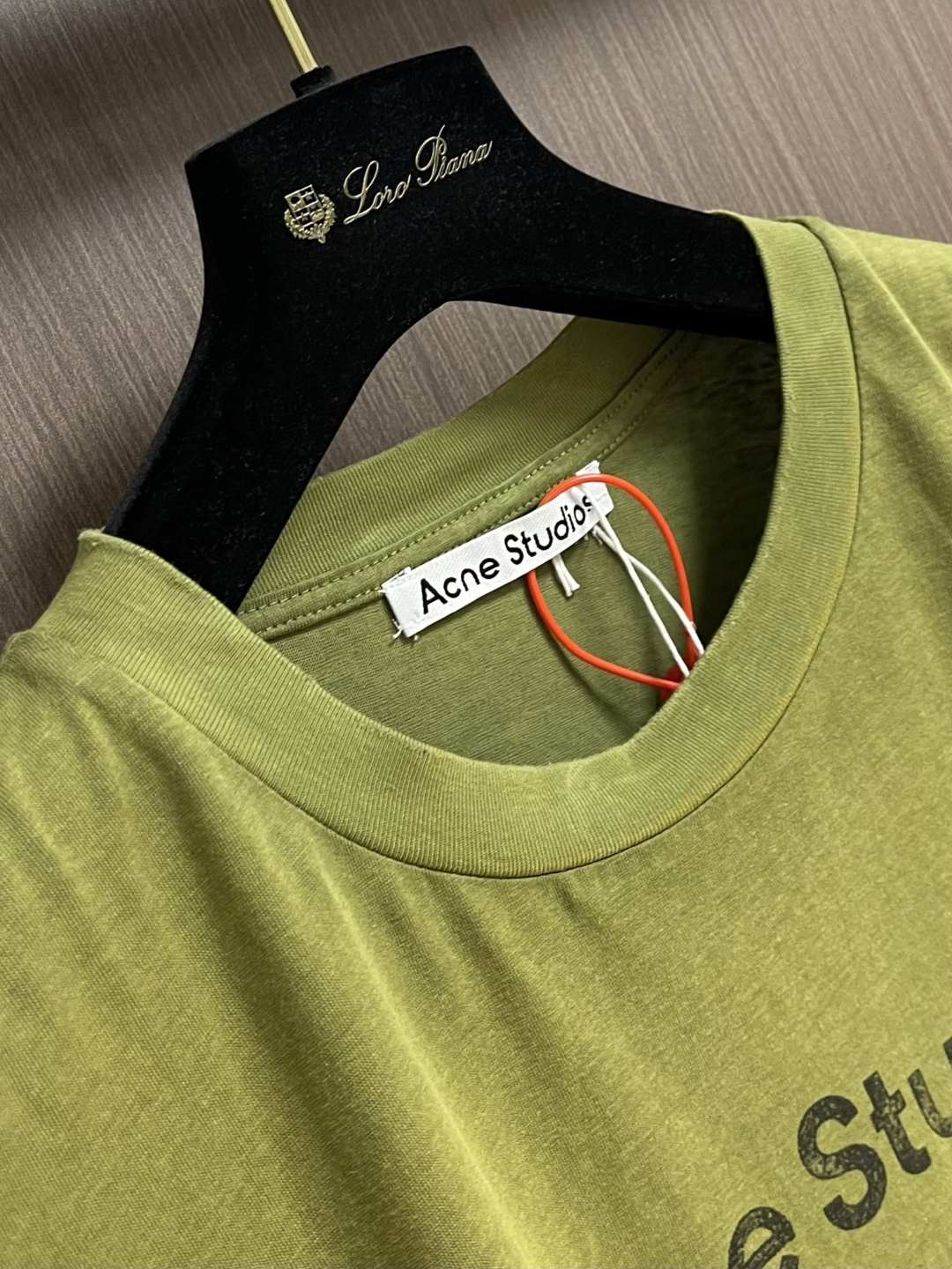 Acne Studios 喷绘做旧徽标短袖T恤，定制云绒爽滑雪感棉 垂感爽滑 细腻透气 一抹云石灰白随性