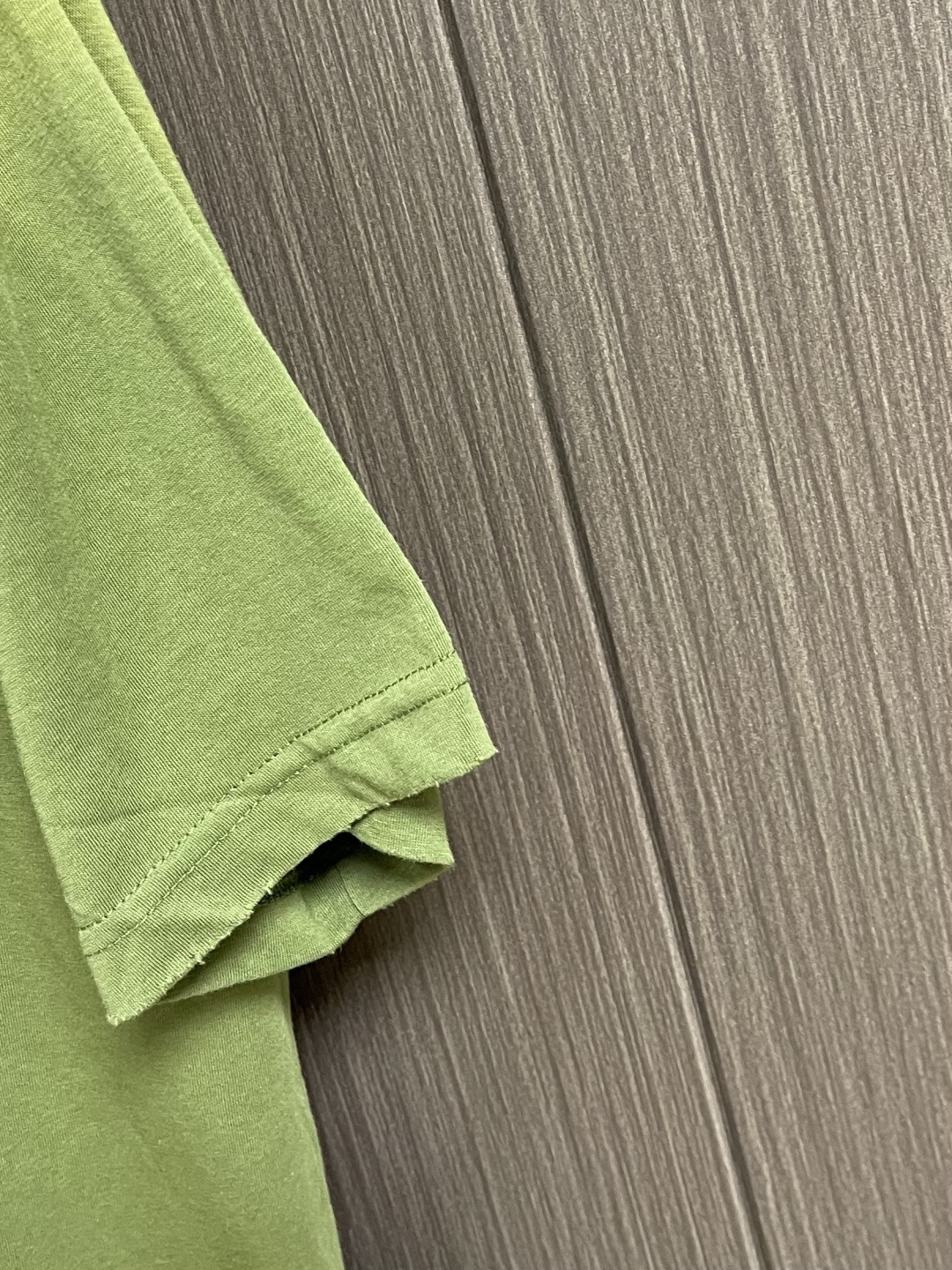 Acne Studios 喷绘做旧徽标短袖T恤，定制云绒爽滑雪感棉 垂感爽滑 细腻透气 一抹云石灰白随性