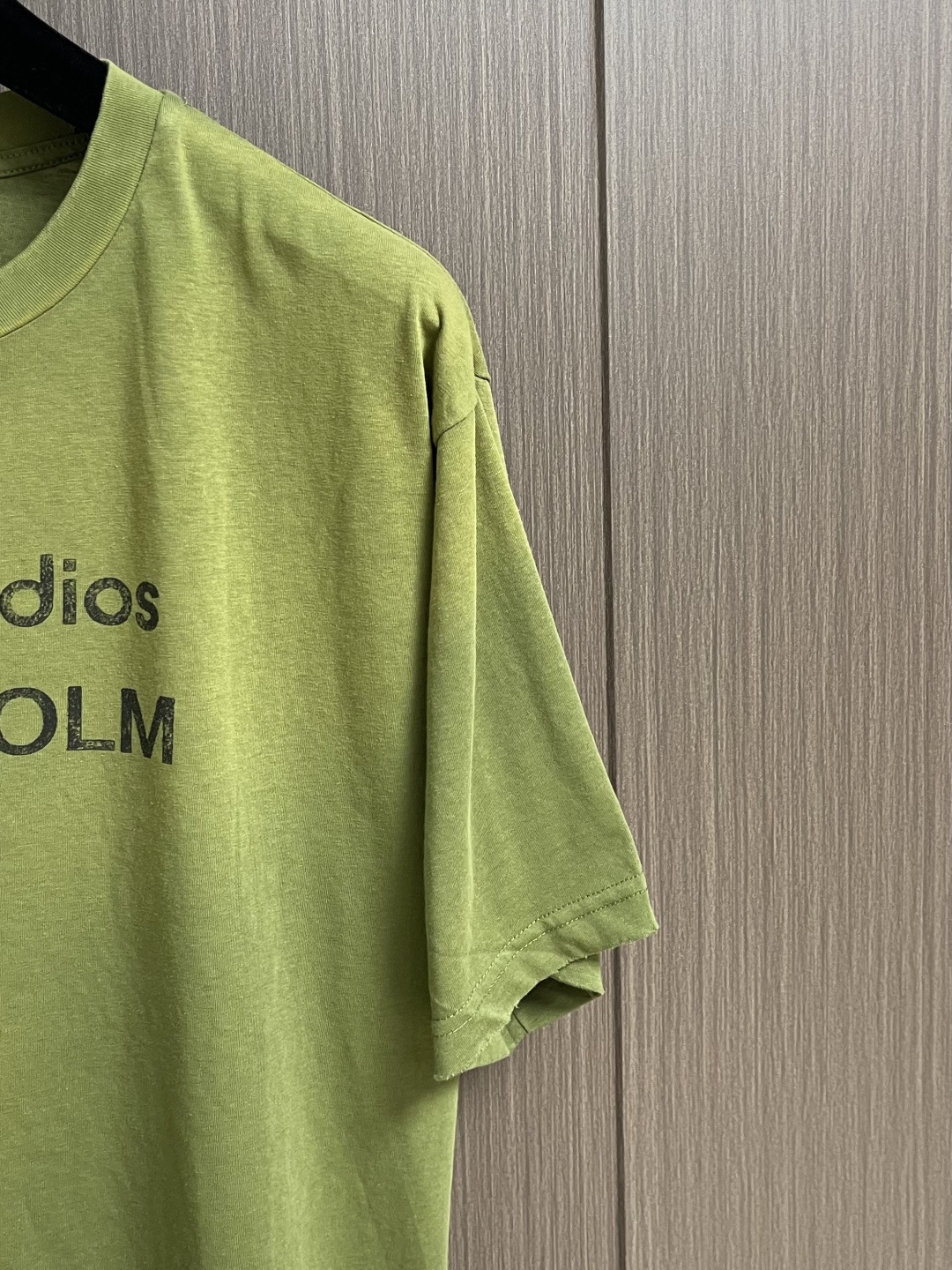 Acne Studios 喷绘做旧徽标短袖T恤，定制云绒爽滑雪感棉 垂感爽滑 细腻透气 一抹云石灰白随性