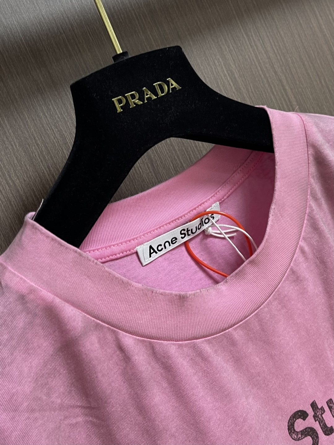 Acne Studios 喷绘做旧徽标短袖T恤，定制云绒爽滑雪感棉 垂感爽滑 细腻透气 一抹云石灰白随性