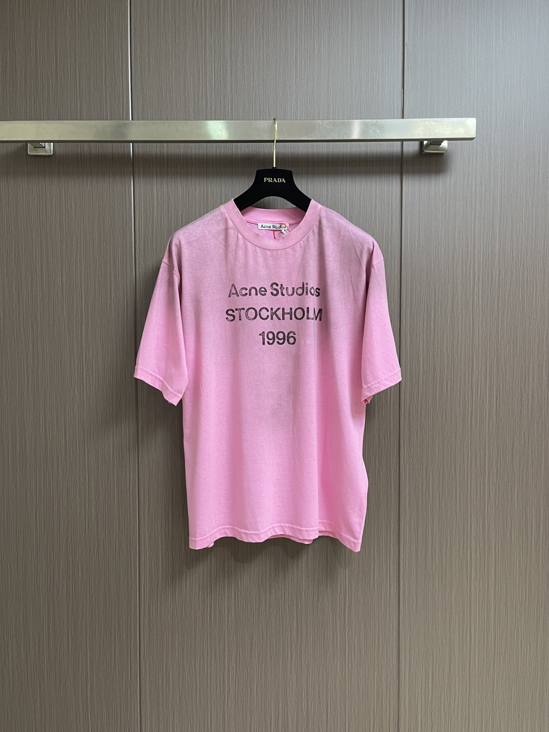 Acne Studios 喷绘做旧徽标短袖T恤，定制云绒爽滑雪感棉 垂感爽滑 细腻透气 一抹云石灰白随性