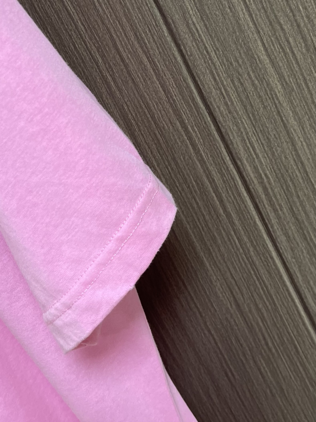 Acne Studios 喷绘做旧徽标短袖T恤，定制云绒爽滑雪感棉 垂感爽滑 细腻透气 一抹云石灰白随性