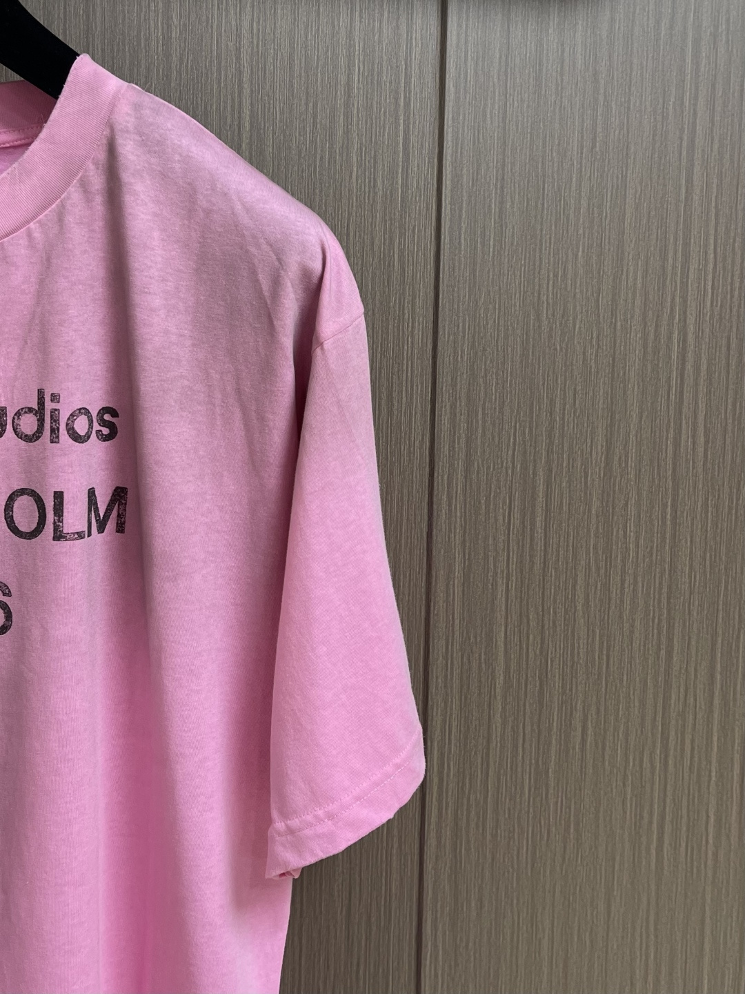 Acne Studios 喷绘做旧徽标短袖T恤，定制云绒爽滑雪感棉 垂感爽滑 细腻透气 一抹云石灰白随性