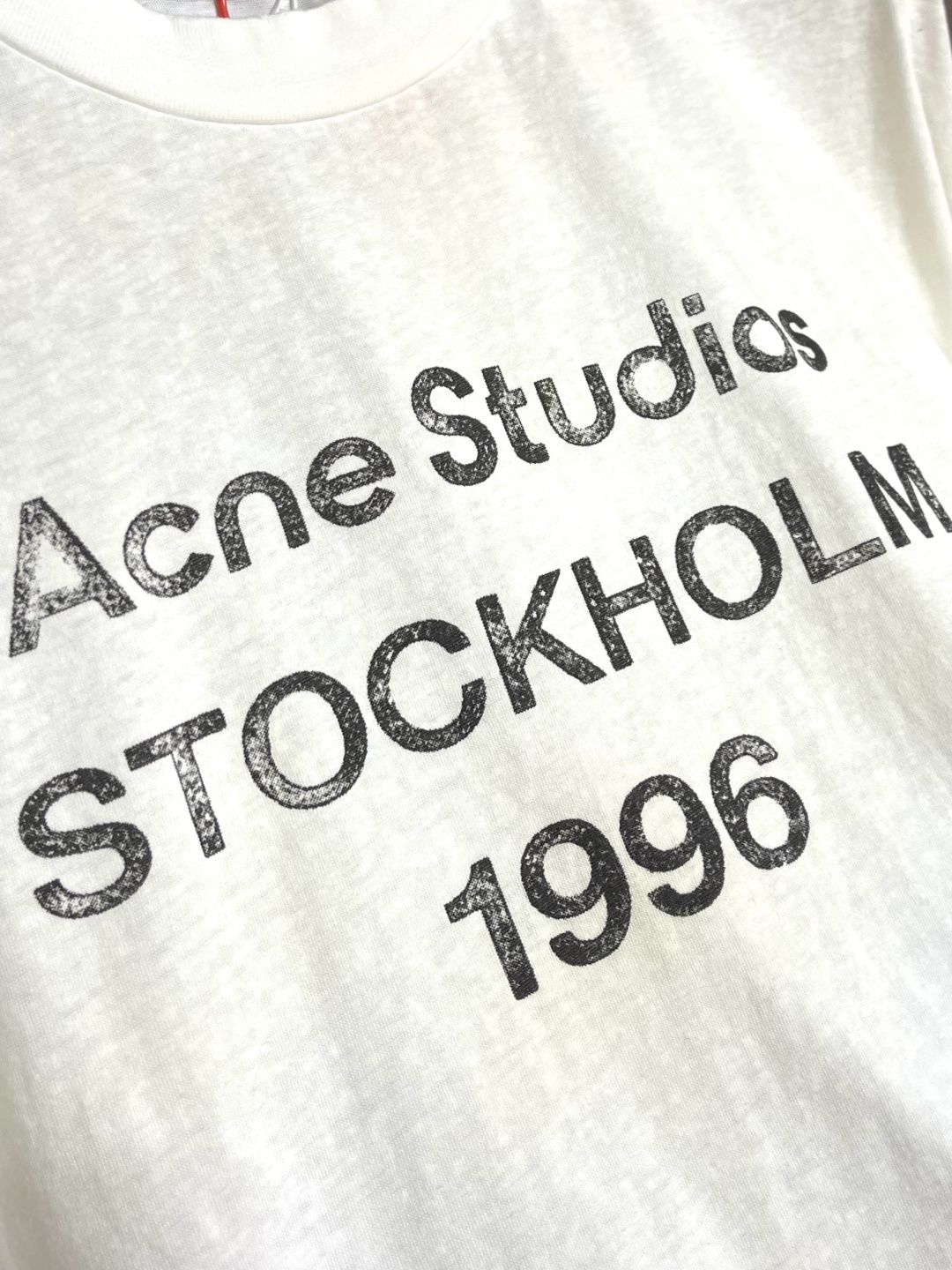 Acne Studios 喷绘做旧徽标短袖T恤，定制云绒爽滑雪感棉 垂感爽滑 细腻透气 一抹云石灰白随性